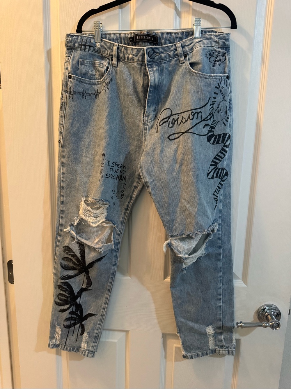 Le Lis Denim Distressed Graffiti Boyfriend Jeans US 10 / BR 42